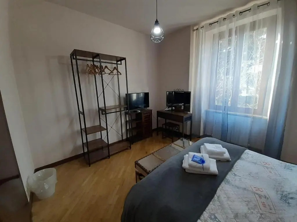 Gira Guest House