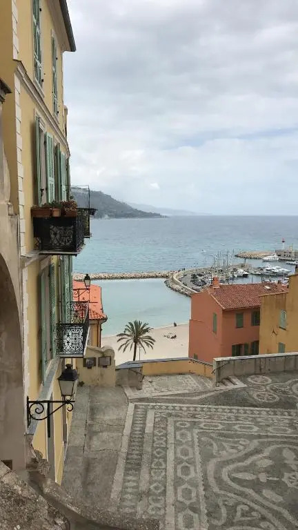 Menton nella vecchia città con vista mare