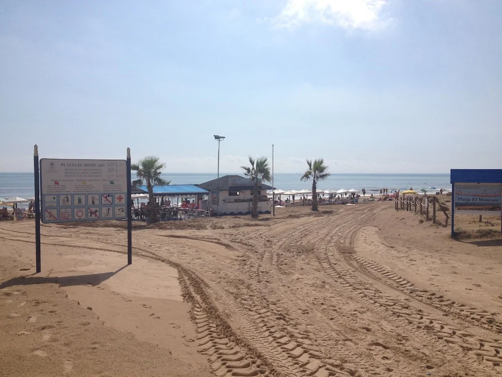 Large Villa With Private Pool and Five Bedrooms in Benijofar