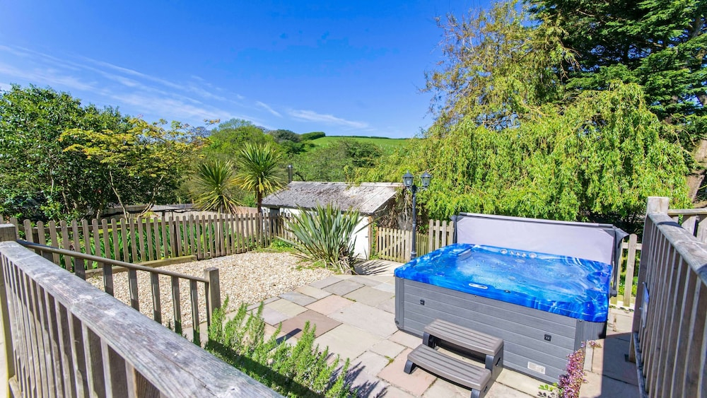 Streamways Nr Croyde 6 Bedroom, Sleeps 12-16, Hot Tub