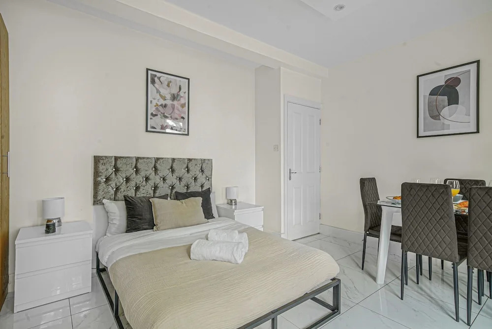 Paddington Station 2BR City Apartment
