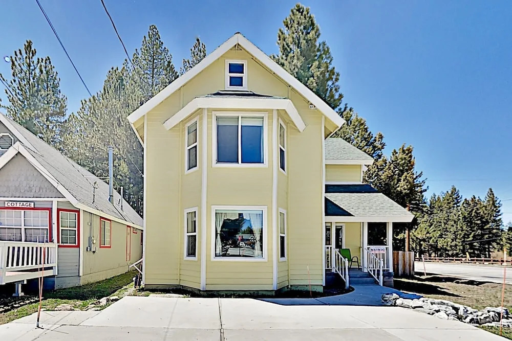 Corner Lot Gem W/ Hot Tub & Grill, Next To Shuttle 4 Bedroom Hotel Room