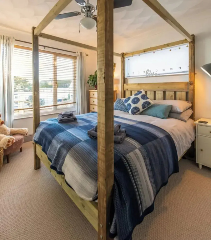 1 Bed Flat - Sleeps 2 - Pets - Balcony - Parking