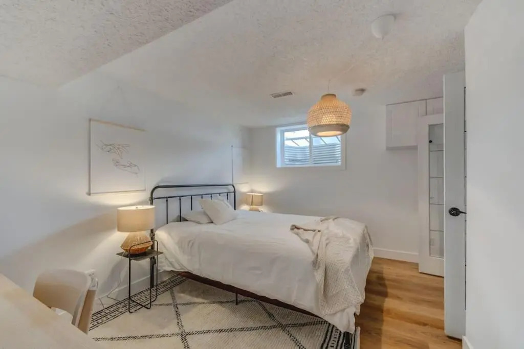 The Elm, 4 Bed Bungalow with Backyard and Firepit
