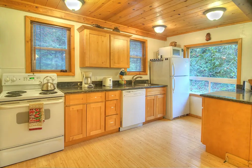 Mysty Mountain Cabin with Hot Tub