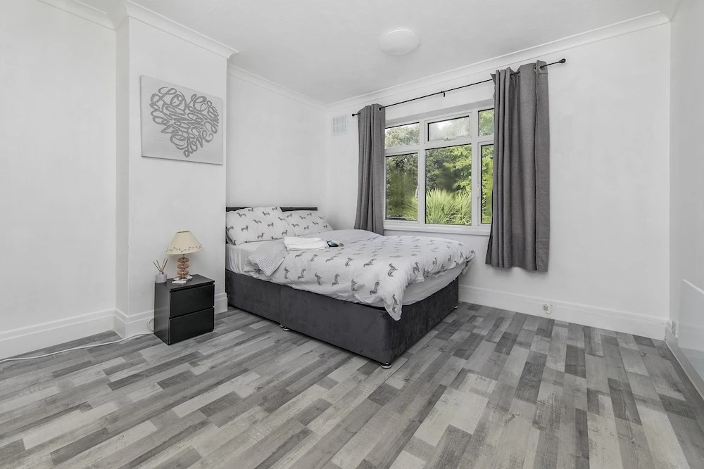 House - Sleeps 10 - Parking - Garden