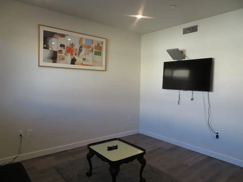 Fully Furnished Apartments near Hollywood