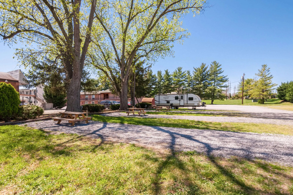 Rodeway Inn & Suites Charles Town