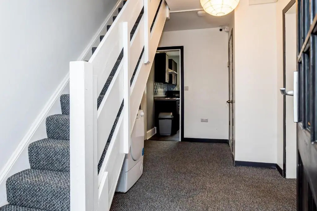 Shirley House 3, Guest House, Self Catering, Self Check in with Smart Locks, Use of Fully Equipped Kitchen, close to City Centre, Ideal for Longer Stays, Walking Distance to BAT, 20 min Drive to Fawley Refinery, Excellent Transport Links
