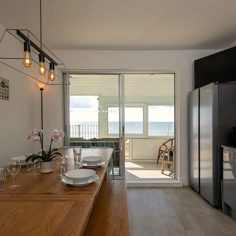 Stunning Beachfront Apt w Balcony Sea Views
