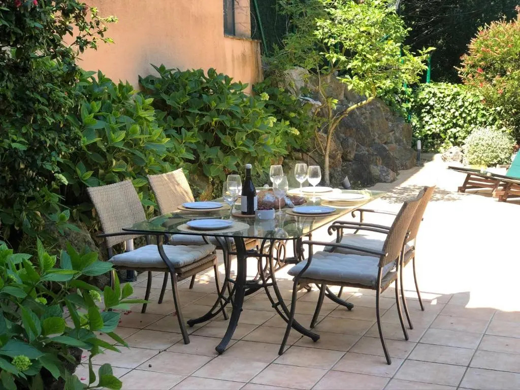 SAGARÓ SEA HOUSE-GARDEN-BARBACUE-8 PAX-SEA VIEW
