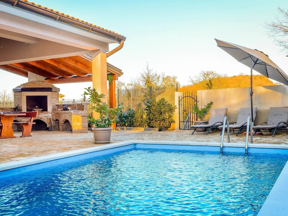 Cozy Holiday Home in Šorici With Pool