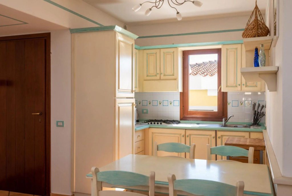 The apartment has 2 bedrooms, living room with kitchen, bathroom with shower and a large covered ter-Pedra Rosa F2