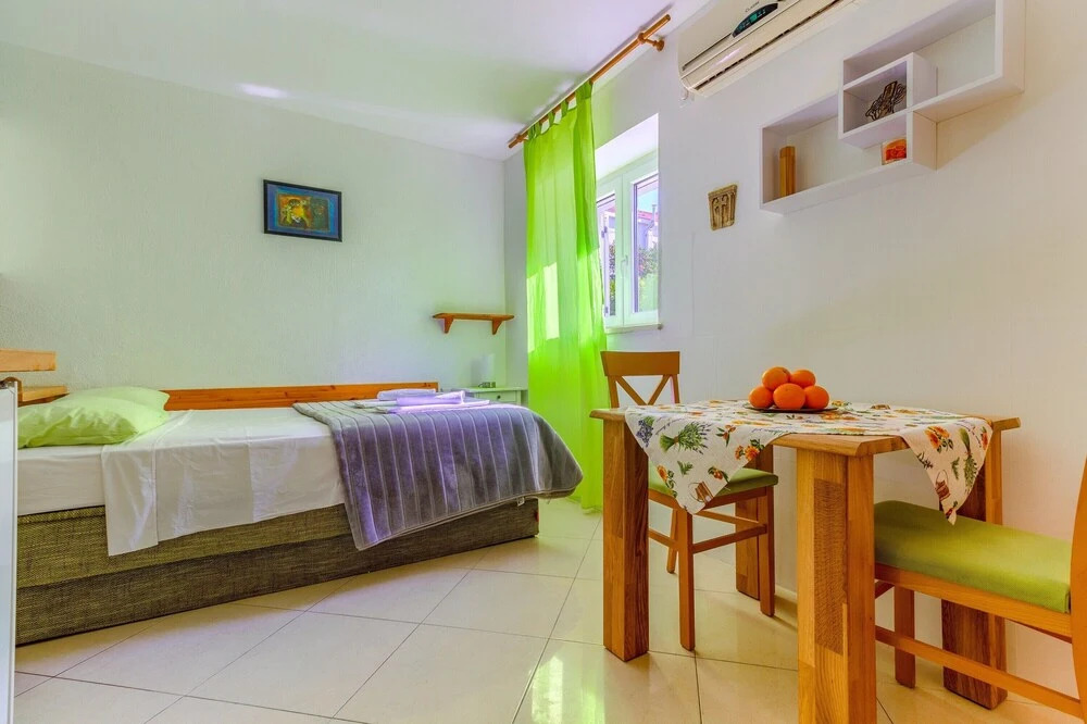 Studio With Shared Garden, 3 min Walk to the Beach