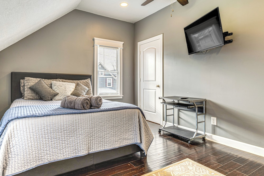 3 Mi to Dtwn Indy: Bright Home w/ Furnished Deck