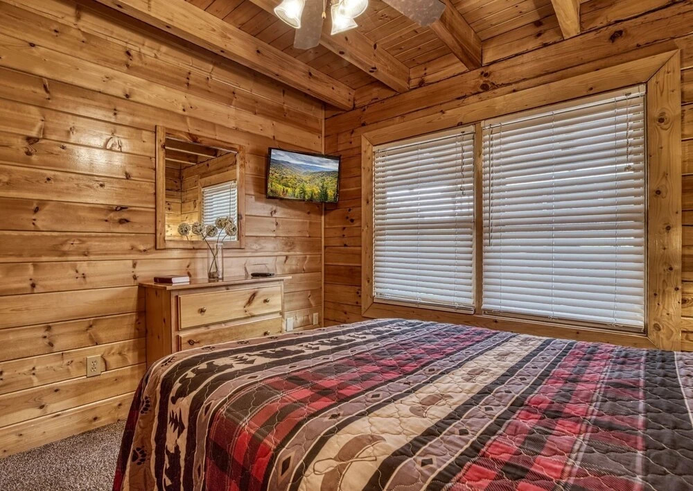 Ern813 - Heavenly View- Great Location! Close To All The Action! 6 Bedroom Cabin by RedAwning