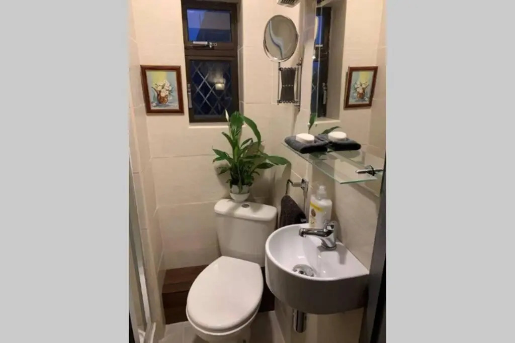 Upstairs Studio - Private kitchenette and Small en-suite