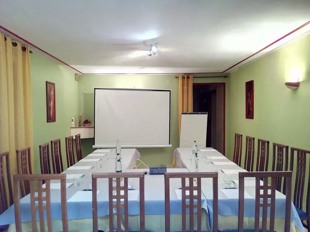 Logis Hotel Des Voyageurs Restaurant La Bonne TablHay