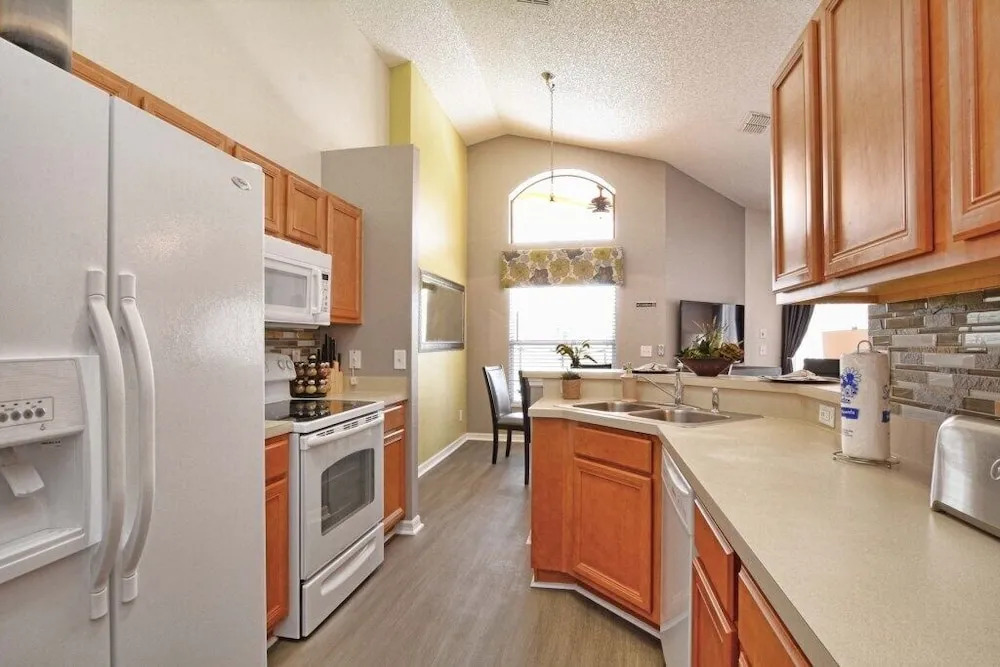 Emerald 4 bedrooms with Pool - 2201Em 4 Home by RedAwning