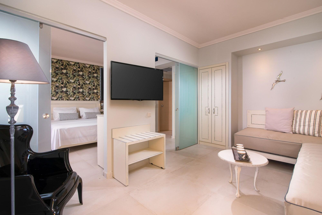 Neikos Luxury Suites