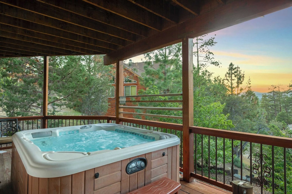 0.5mi to the Lake, Deck w/ Views, Poker Table Eagle Ridge Retreat by Avantstay