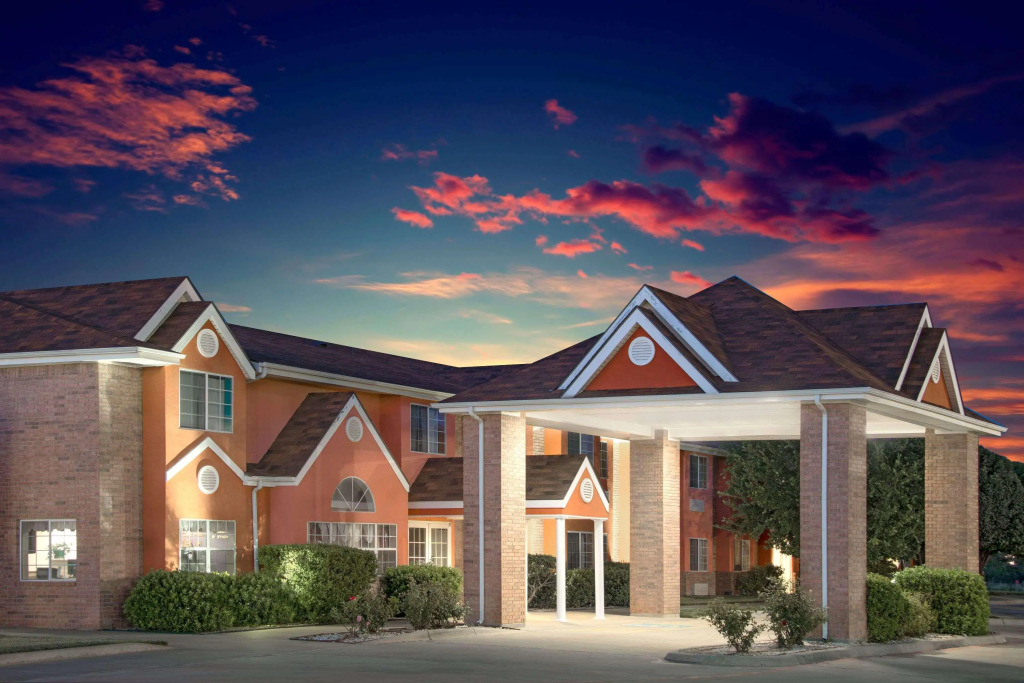 Longhorn Inn & Suites