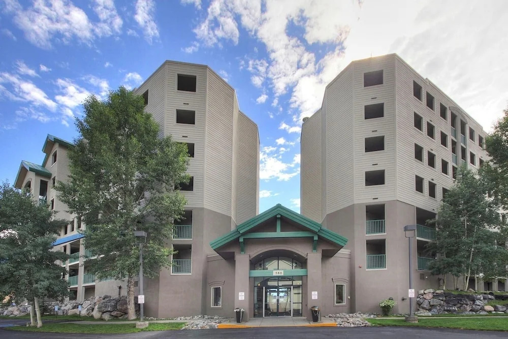 Towers at Lakepoint 605 by RedAwning