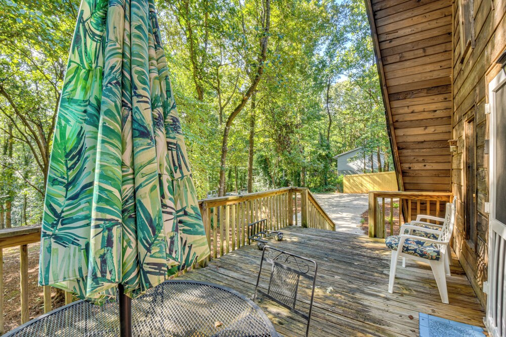 Pet-friendly Lavonia Cabin, Walk to Lake Hartwell!