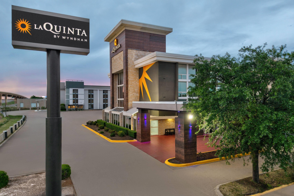 La Quinta by Wyndham Dallas I-35 Walnut Hill Ln