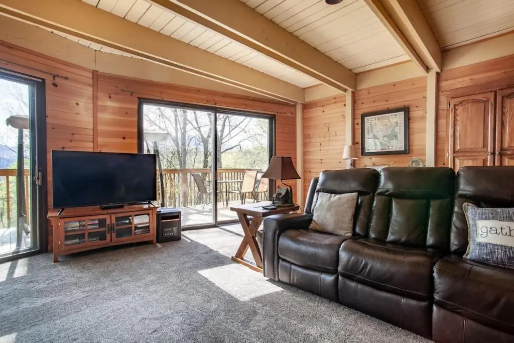 Bear View Chalet with hot tub and near Ober