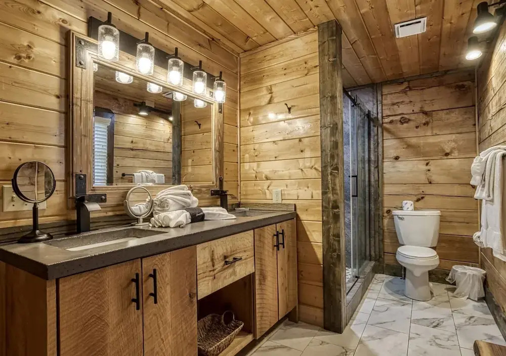 ERN858 - EAGLES ON HIGH - GREAT LOCATION! CLOSE TO ALL THE ACTION! cabin