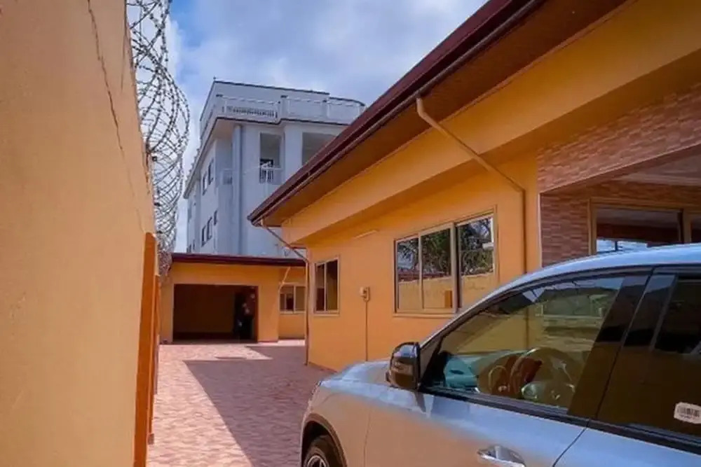 House - Sleeps 10 - Parking - Airport Close