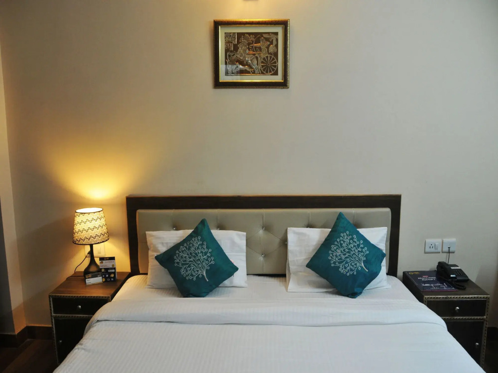 Season 4 by OYO Rooms