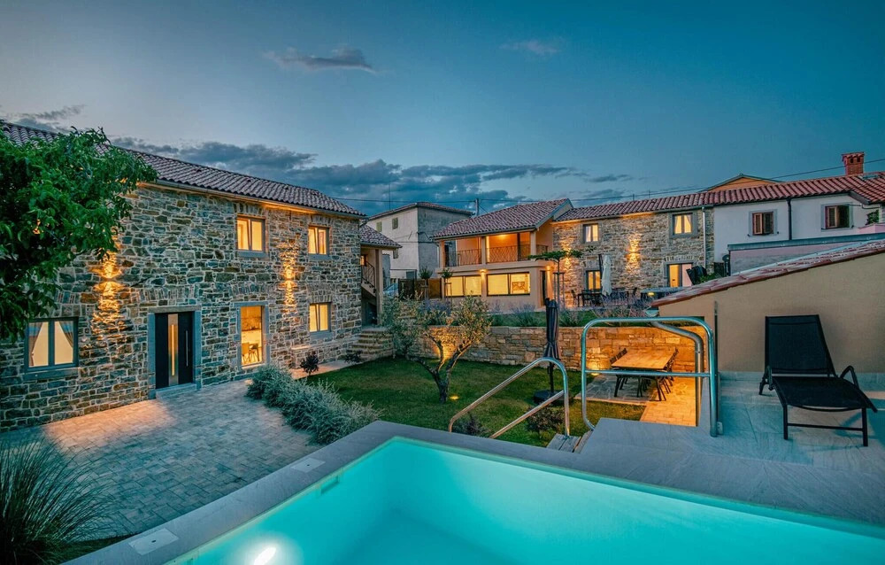Awesome Home In Skofije