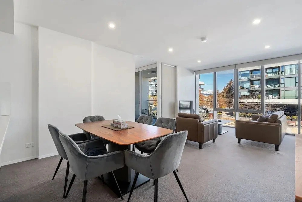 Spacious Lakefront Apartment With Pool Access