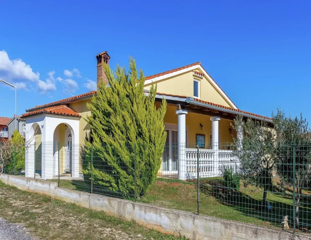 Holiday House in Liznjan With Garden & BBQ