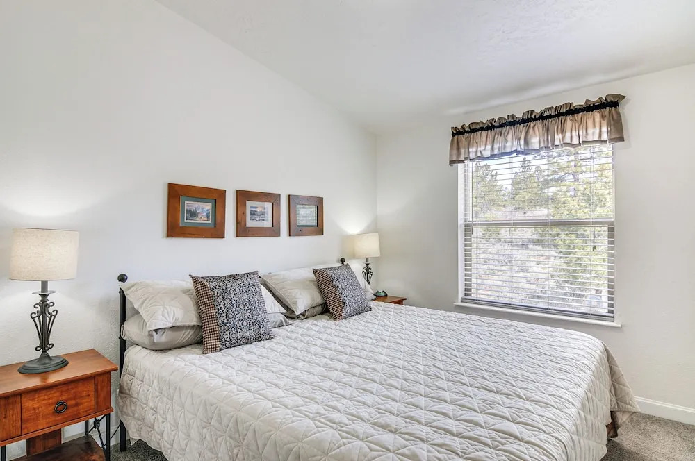 Secluded Boulder House - Next to National Forests!