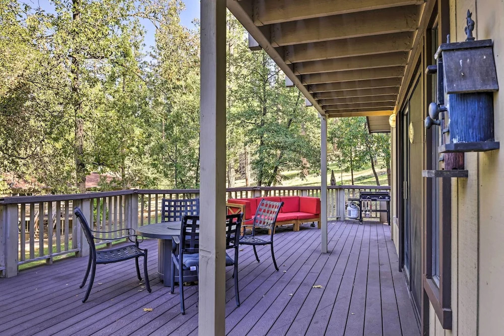 Spacious Groveland Cabin w/ Wraparound Deck!