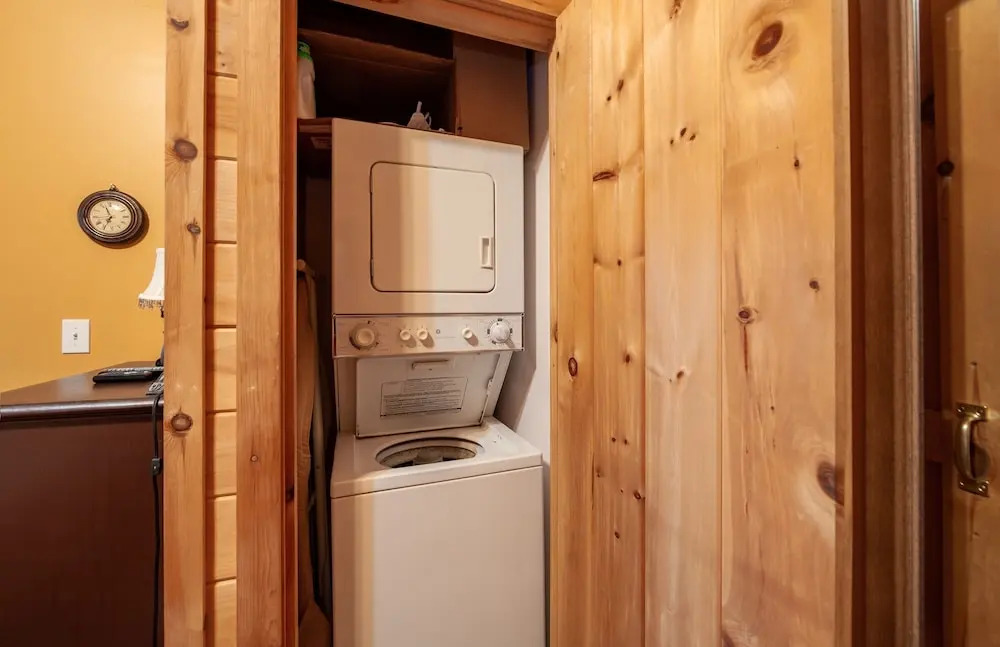 Sleepin' Inn 2 Bedroom Cabin by RedAwning