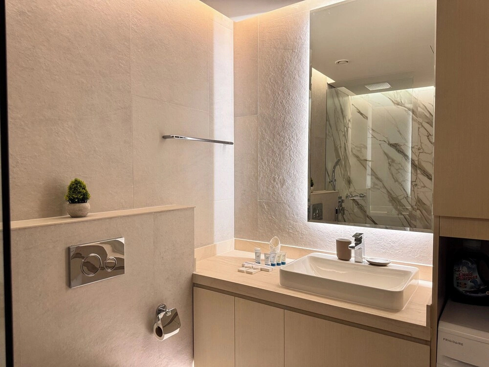 SIMPLY COMFORT  Bright Apartments Steps from Marina Walk