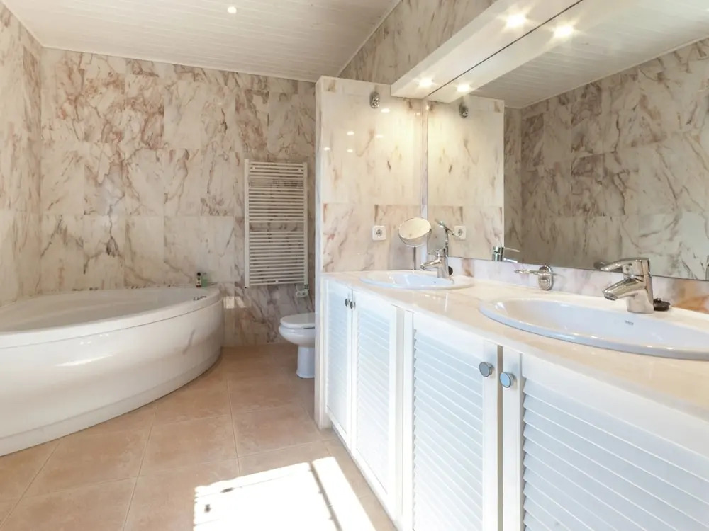 Fantastic Holiday Home With Private Pool at the Port Including a Private Berth