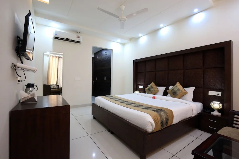 OYO 4897 Hotel The 13een