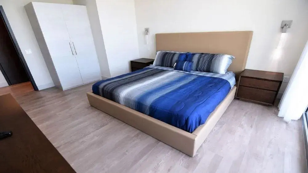 Spectacular 1 Bed Plus Den On To The Amazing Hollywood Beach