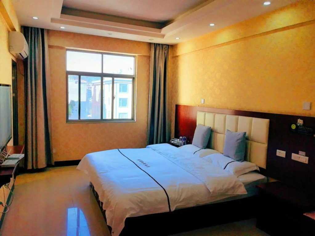 Jinying Express Hotel (Qujing North Railway Station)
