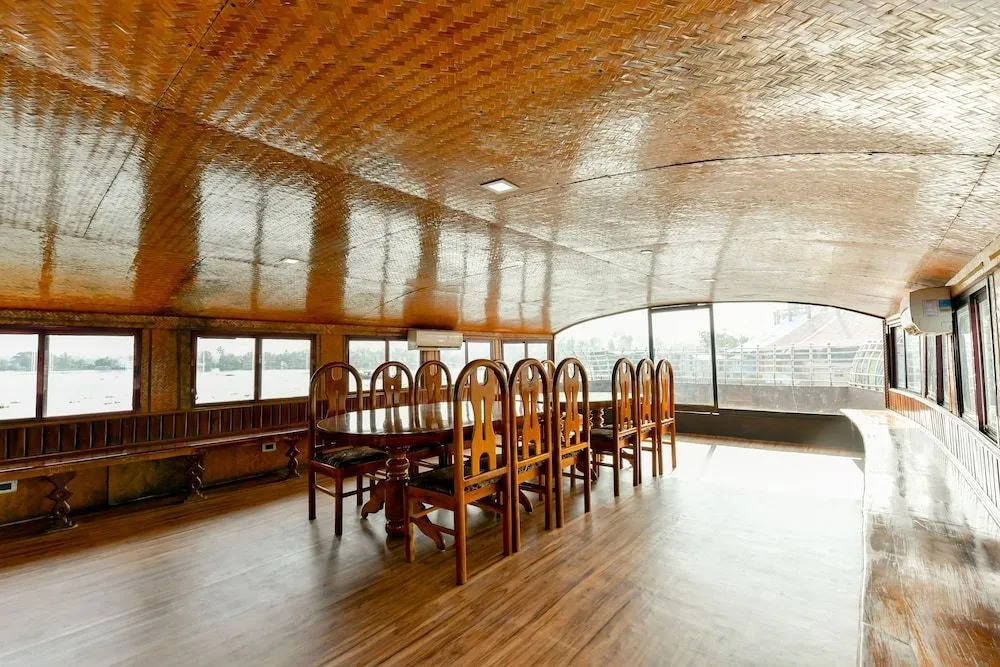 OYO 24146 Houseboat Anugraha 6bhk
