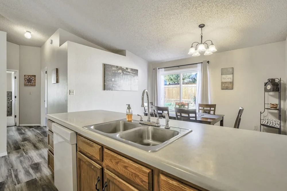 3bddog-friendlynear Shopping & Restaurants