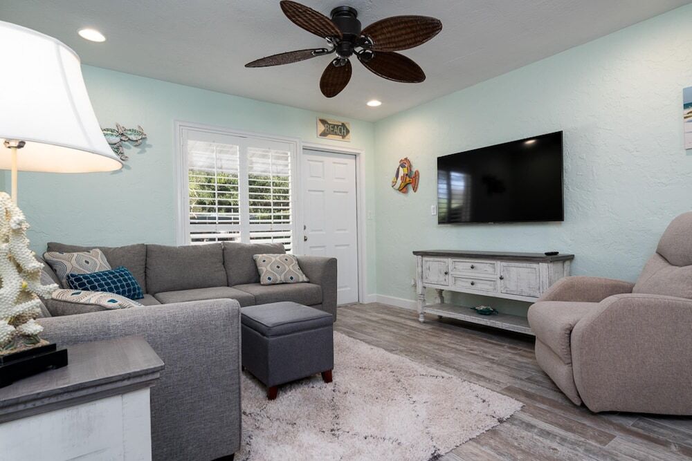Turtle s Nest Pool Home Hot Tub Walking Distance to the Beach - 821 E 11th