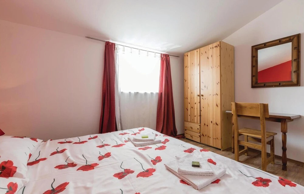 Amazing Home in Peruski With Wifi and 5 Bedrooms