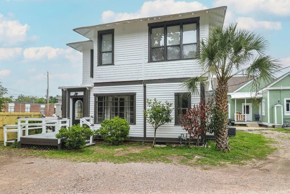 Aerie Loft: Cozy 1-bedroom Retreat in Biloxi, Perfect for Couples!