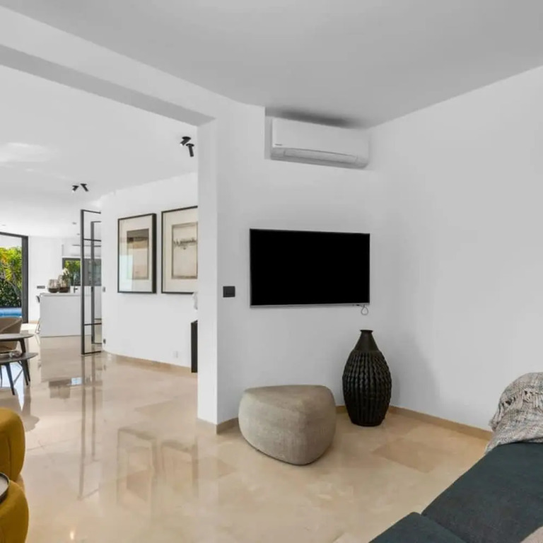 Huswell - Relax in luxury at this stunning seaside Villa